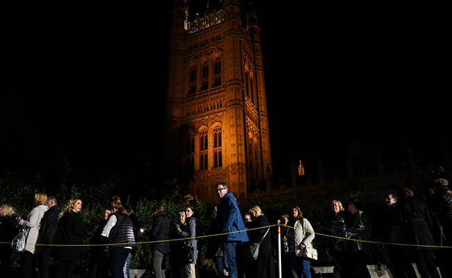 "Difficult, But Worth It": Thousands Wait In Line To Pay Respects To Queen Elizabeth