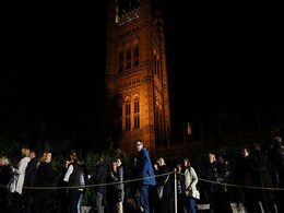 "Difficult, But Worth It": Thousands Wait In Line To Pay Respects To Queen Elizabeth "Difficult, But Worth It": Thousands Wait In Line To Pay Respects To Queen Elizabeth