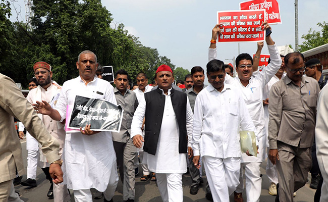 अखिलेश यादव ने सपा, RLD विधायकों के साथ सदन से किया वॉकआउट, पार्टी मुख्यालय तक किया पैदल मार्च