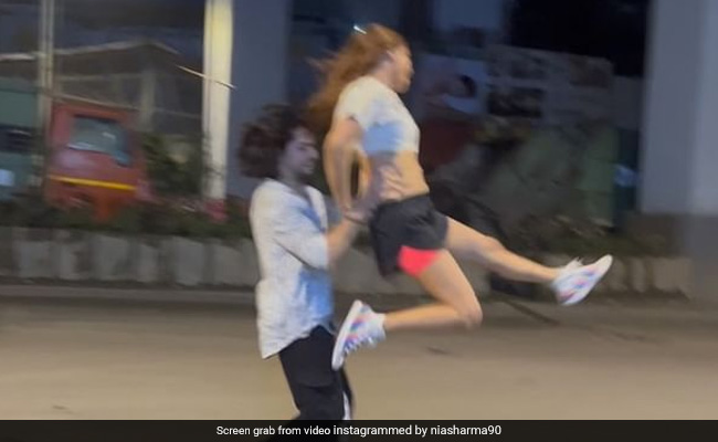 रात के अंधेरे में सुनसान सड़क पर अपने डांसिंग पार्टनर धमाकेदार डांस करती नजर आईं निया शर्मा, देखते रह जाएंगे वीडियो