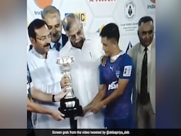 Video: मंच पर फोटो खिंचवाने के लिए राज्यपाल ने Sunil Chhetri को किया साइड, भड़के फैन्स Video: मंच पर फोटो खिंचवाने के लिए राज्यपाल ने Sunil Chhetri को किया साइड, भड़के फैन्स