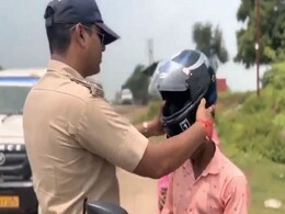 मंत्रोच्चार के साथ बाइक सवार को हेलमेट पहनाते पुलिसकर्मी का Video हुआ वायरल मंत्रोच्चार के साथ बाइक सवार को हेलमेट पहनाते पुलिसकर्मी का Video हुआ वायरल