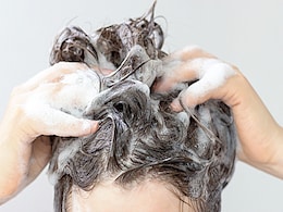क्या शैंपू बदलने से सचमुच बाल झड़ने लगते हैं, जानिए ऐसी ही Shampoo से जुड़ी अधपकी बातों का सच  क्या शैंपू बदलने से सचमुच बाल झड़ने लगते हैं, जानिए ऐसी ही Shampoo से जुड़ी अधपकी बातों का सच