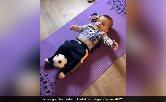 Viral Video : चलने से पहले, गोल मार रहा ये बच्चा, कारनामा देख दांतों तले दबा लेंगे उंगली...