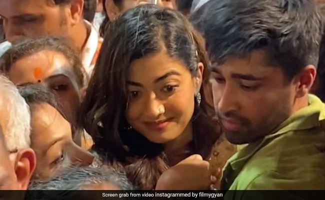 गणपति बप्पा के दर्शन के लिए भीड़ से मशक्कत करती दिखीं रश्मिका मंदाना, चेहरे का एक्सप्रेशन देख फैन्स बोले- सो क्यूट