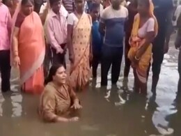 झारखंड की कांग्रेस विधायक का अनूठा विरोध : हाईवे की बदहाली के खिलाफ जलजमाव में किया सांकेतिक स्नान झारखंड की कांग्रेस विधायक का अनूठा विरोध : हाईवे की बदहाली के खिलाफ जलजमाव में किया सांकेतिक स्नान