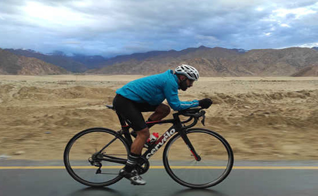 साइकिल चालक आदिल तेली ने लेह-मनाली के बीच विश्व रिकॉर्ड को तोड़ा