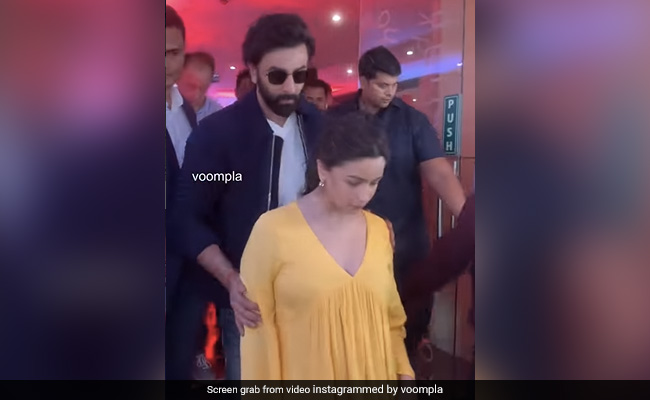 भारी भीड़ के बीच पत्नी आलिया को इस तरह प्रोटेक्ट करते दिखे रणबीर कपूर, वीडियो देख दीवाने हुए फैंस