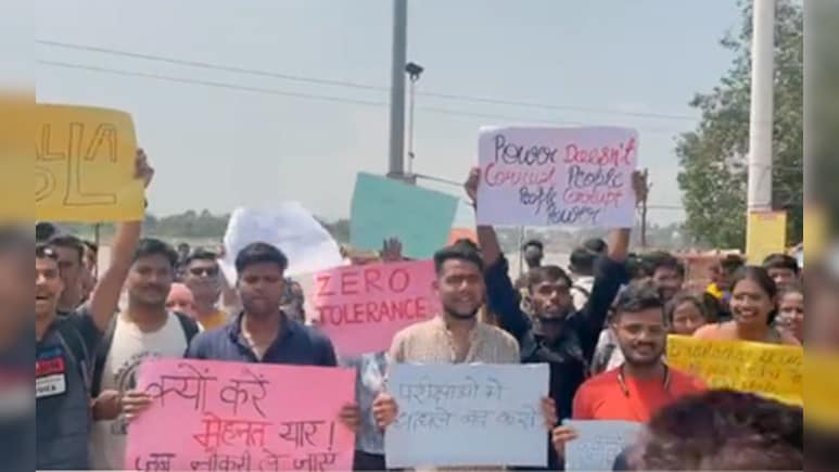 SSC के खिलाफ सड़क पर शिक्षक और छात्र, ये सिस्टम इतनी परीक्षा क्यों लेता है?