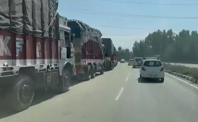 Thousands Of Tons Of Apple Rotting In Trucks Stranded On Highway In Kashmir