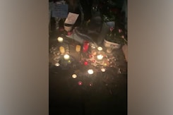 Candles, Flowers Outside Buckingham Palace As UK Pays Tribute To Queen Candles, Flowers Outside Buckingham Palace As UK Pays Tribute To Queen