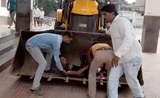 MP: सड़क हादसे में घायल युवक को JCB के पंजे पर लिटाकर पहुंचाया अस्पताल, नहीं आई  Ambulance
