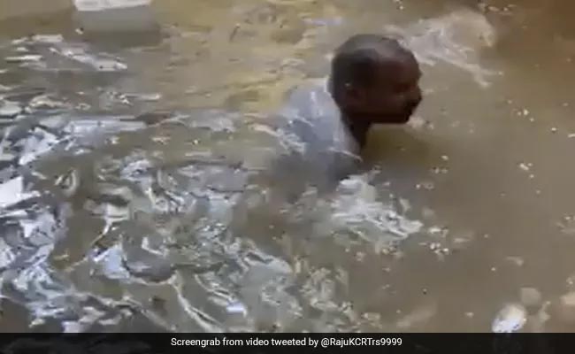 बेंगलुरु में बाढ़ : घर बना स्विमिंग पुल, तैर रहे शख्स का वीडियो सोशल मीडिया पर हुआ वायरल