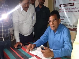 बाराबंकी : अचानक निरीक्षण के लिए पहुंचे थे बिजली मंत्री, लाइट चली गई, मोबाइल की टॉर्च से चलाया काम बाराबंकी : अचानक निरीक्षण के लिए पहुंचे थे बिजली मंत्री, लाइट चली गई, मोबाइल की टॉर्च से चलाया काम