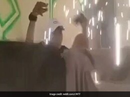 Viral Video : 'बेसुरा गा रहे रहे आदमी पर' गिरी बिजली...पल में बेसुध हुआ गायक Viral Video : 'बेसुरा गा रहे रहे आदमी पर' गिरी बिजली...पल में बेसुध हुआ गायक
