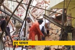 दिल्ली में चार मंजिला निर्माणाधीन बिल्डिंग गिरी दिल्ली में चार मंजिला निर्माणाधीन बिल्डिंग गिरी