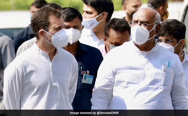 It's Finally Shashi Tharoor vs Gandhis-Backed Mallikarjun Kharge: 10 Facts