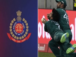 दिल्ली पुलिस ने ली पाकिस्तानी खिलाड़ियों की 'फिरकी', कैच छोड़ने वाले VIDEO पर कही ये बात दिल्ली पुलिस ने ली पाकिस्तानी खिलाड़ियों की 'फिरकी', कैच छोड़ने वाले VIDEO पर कही ये बात