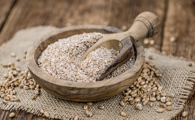 चेहरे की झाइयों को दूर कर सकता है आटे का चोकर, जानिए Pigmentation हटाने के लिए कैसे लगाया जा सकता है इसे चेहरे की झाइयों को दूर कर सकता है आटे का चोकर, जानिए Pigmentation हटाने के लिए कैसे लगाया जा सकता है इसे