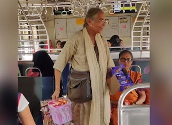 Viral Video: Elderly Woman Sells Chocolates On Mumbai Local Train, Inspires The Internet Viral Video: Elderly Woman Sells Chocolates On Mumbai Local Train, Inspires The Internet
