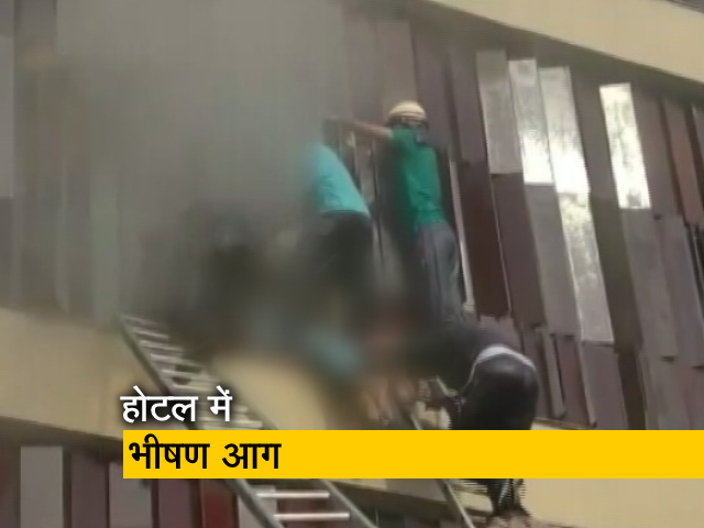 लखनऊ के लेवाना होटल में लगी आग, फंसे हुए लोगों को निकालने का काम जारी