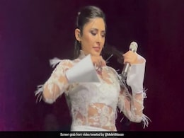 Viral Video : तुर्की की गायिका ने स्टेज पर काटे बाल, दर्शकों ने बजाईं तालियां Viral Video : तुर्की की गायिका ने स्टेज पर काटे बाल, दर्शकों ने बजाईं तालियां