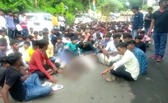 MP: बदहाल शिक्षा व्यवस्था के खिलाफ छात्रों ने खोला मोर्चा, कलेक्टर ऑफिस पहुंचने के लिए 7 घंटे चले पैदल, कई बेहोश