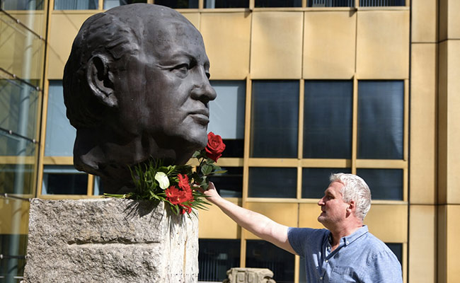 Thousands Gather At "Peacemaker" Mikhail Gorbachev's Funeral, But No Putin