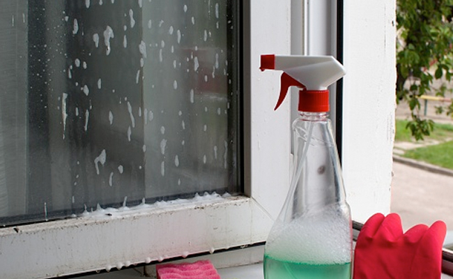 घर के दरवाजे, शीशे और खिड़कियों के जिद्दी से जिद्दी दाग भी हटाएंगे ये क्लीनर्स, इन्हें बनाना भी है एकदम आसान 