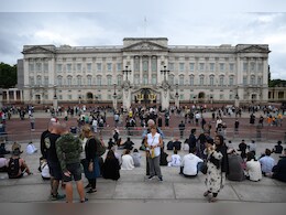 Crowds Gather Outside Buckingham Palace As Royals Arrive In Balmoral Crowds Gather Outside Buckingham Palace As Royals Arrive In Balmoral