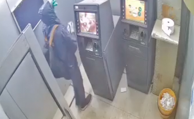 महाराष्ट्र में लुटेरे ने ATM मशीन को बम से उड़ाया, 11 लाख की लूट