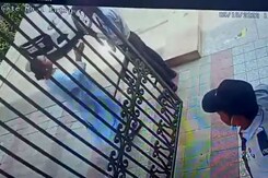 Video: नोएडा में महिला ने सुरक्षा गार्ड को मारे थप्पड़, CCTV में कैद हुई घटना Video: नोएडा में महिला ने सुरक्षा गार्ड को मारे थप्पड़, CCTV में कैद हुई घटना