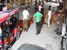 अमृतसर : स्वर्ण मंदिर के पास दो निहंग सिखों ने युवक का किया बेरहमी से कत्ल, CCTV में कैद हुई वारदात अमृतसर : स्वर्ण मंदिर के पास दो निहंग सिखों ने युवक का किया बेरहमी से कत्ल, CCTV में कैद हुई वारदात