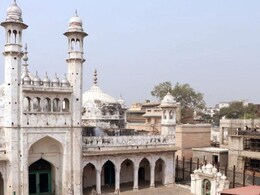 वाराणसी में ज्ञानवापी परिसर का सर्वेक्षण जारी, बाहर कड़े सुरक्षा के इंतजाम वाराणसी में ज्ञानवापी परिसर का सर्वेक्षण जारी, बाहर कड़े सुरक्षा के इंतजाम