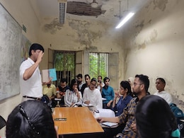 जामिया यूनिवर्सिटी के पार्क में चलती है पत्रकारिता की क्लास, छात्रों ने कहा- 'अंधकार में दिख रहा भविष्य' जामिया यूनिवर्सिटी के पार्क में चलती है पत्रकारिता की क्लास, छात्रों ने कहा- 'अंधकार में दिख रहा भविष्य'