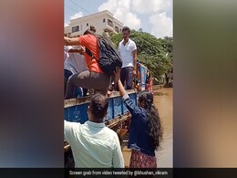 ट्रैक्टर से ऑफिस जा रहे हैं IT कर्मचारी, बेंगलुरु में बारिश ने बढ़ाई लोगों की मुश्किलें - देखें Video ट्रैक्टर से ऑफिस जा रहे हैं IT कर्मचारी, बेंगलुरु में बारिश ने बढ़ाई लोगों की मुश्किलें - देखें Video
