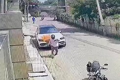 Video: Labourer Sets Rs 1 Crore Mercedes On Fire In Noida Over Wage Dispute Video: Labourer Sets Rs 1 Crore Mercedes On Fire In Noida Over Wage Dispute