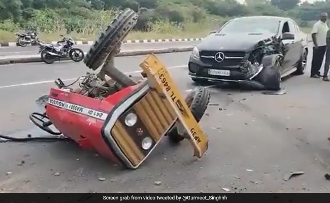 मर्सिडीज़ से हुई भीषण टक्कर, टूटकर ट्रैक्टर के हो गए दो हिस्से, खौफनाक एक्सीडेंट का Video वायरल
