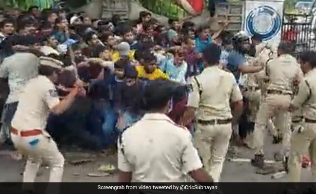 IND vs AUS 3rd T20I: टिकटों के लिए हैदराबाद में मची भगदड़, भीड़ को काबू करने के लिए लाठीचार्ज