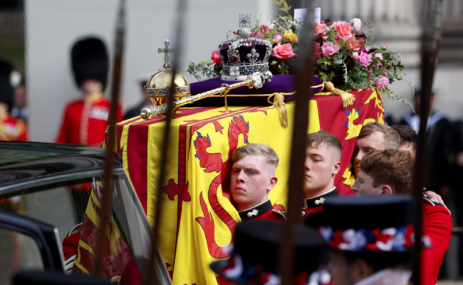 Photos: Queen Elizabeth के अंतिम संस्कार पर King Charles की पलकें भीगीं...देखें भावुक करने वाली 10 तस्वीरें