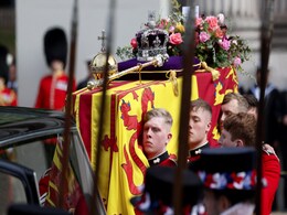 Photos: Queen Elizabeth के अंतिम संस्कार पर King Charles की पलकें भीगीं...देखें भावुक करने वाली 10 तस्वीरें Photos: Queen Elizabeth के अंतिम संस्कार पर King Charles की पलकें भीगीं...देखें भावुक करने वाली 10 तस्वीरें