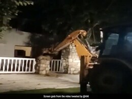 उत्तराखंड : युवती की हत्या के आरोपी बीजेपी नेता के बेटे के रिसॉर्ट पर चला बुल्डोजर, बड़ी बातें उत्तराखंड : युवती की हत्या के आरोपी बीजेपी नेता के बेटे के रिसॉर्ट पर चला बुल्डोजर, बड़ी बातें