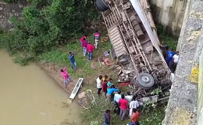 3 killed, 24 Injured As Bus Falls Into River In Jharkhand