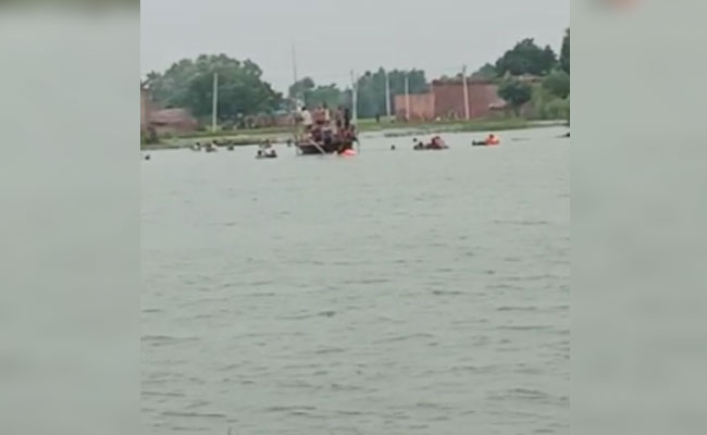 यूपी : गाजीपुर में 25-30 लोगों को ले जा रही नाव गंगा नदी में पलटी, दो की मौत