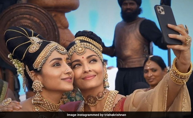 Picture-Perfect Aishwarya Rai Bachchan And Trisha Take A <i>Ponniyin Selvan</i> Selfie
