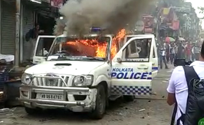 कोलकाता में बीजेपी का उग्र प्रदर्शन, पुलिस की गाड़ी को किया आग के हवाले