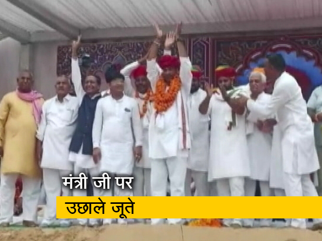 पुष्कर में गहलोत के मंत्रियों पर फेंके गए जूते, सचिन पायलट के समर्थन में लगे नारे