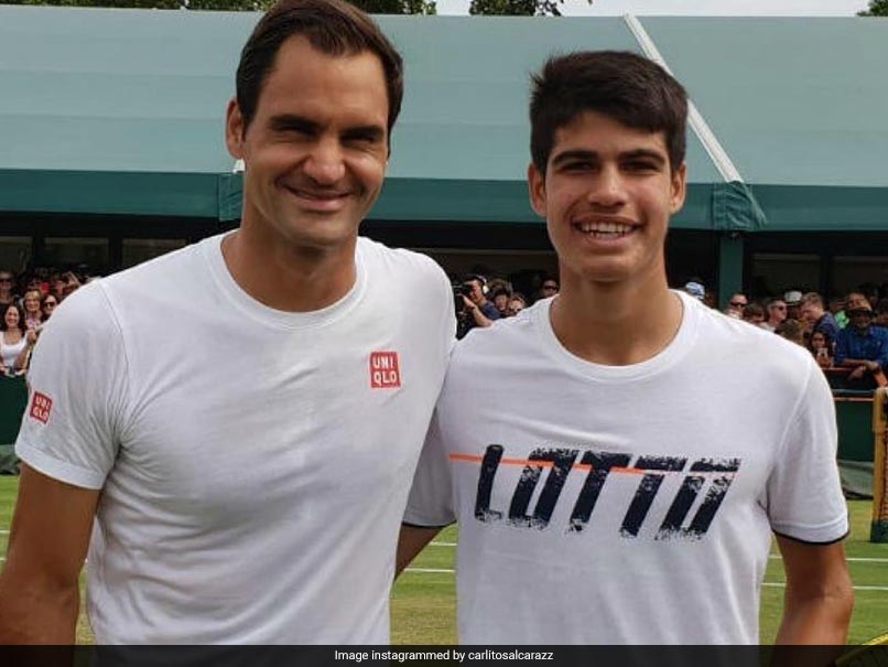 Carlos Alcaraz Live Tweeting Through Roger Federer's Last Match Is Basically All Of Us