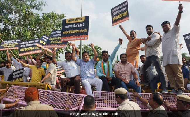 Delhi BJP Stages Protest Against Liquor Scam Near Manish Sisodia's Residence