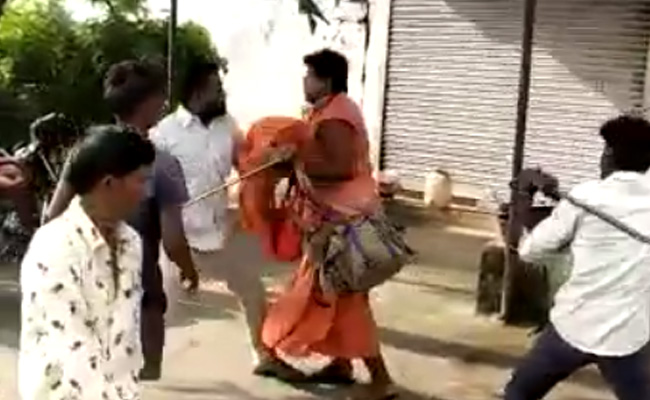 महाराष्ट्र में बच्चा चोर होने के शक में भीड़ ने की चार साधुओं की पिटाई, बीजेपी नेता ने कही ये बात